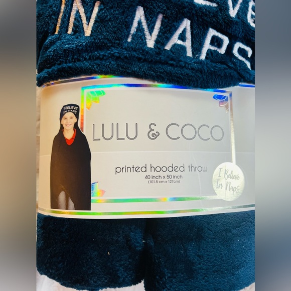 Lulu & Coco Hooded Throw - Picture 3 of 3